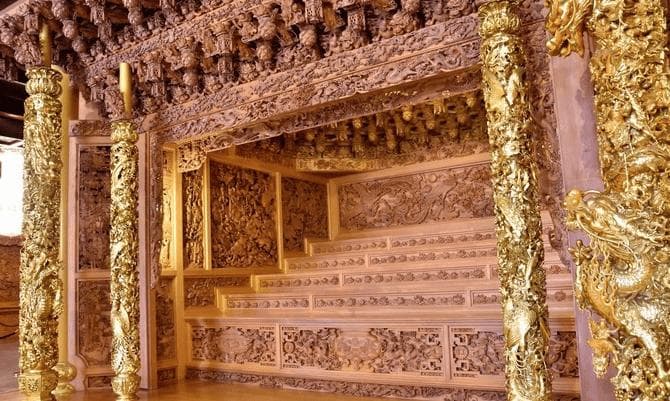 金殿当头紫阁重：皇权象征下的宫殿建筑与历史传承