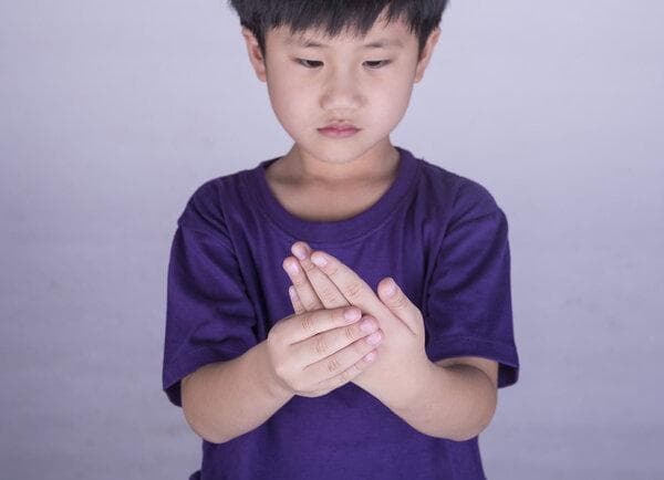12岁小孩手指关节粗正常吗