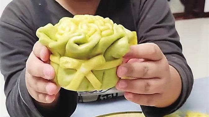 9岁男孩秀“厨艺” 创意面食玩出花