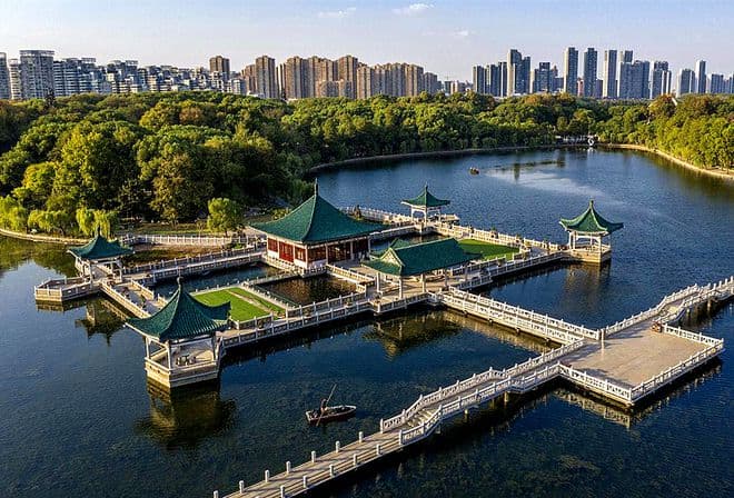 中国城市的骄傲：武汉是一座高楼大厦与自然山水交融的美丽城市