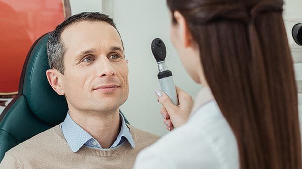 视力下降佩戴眼镜也看不清楚怎么办？