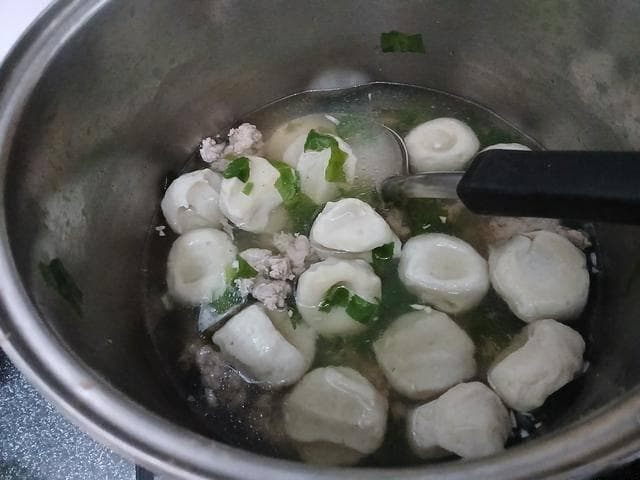 肉丸子汤好吃有诀窍，教你一招丸子鲜嫩多汁，味美汤鲜清淡不油腻