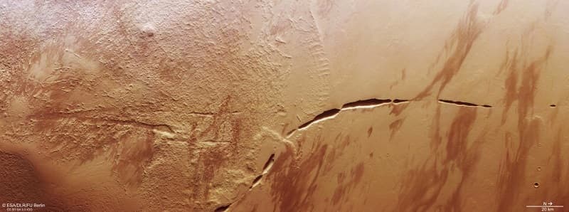 “火星快车”号数据图显示：红色星球上有条大裂缝