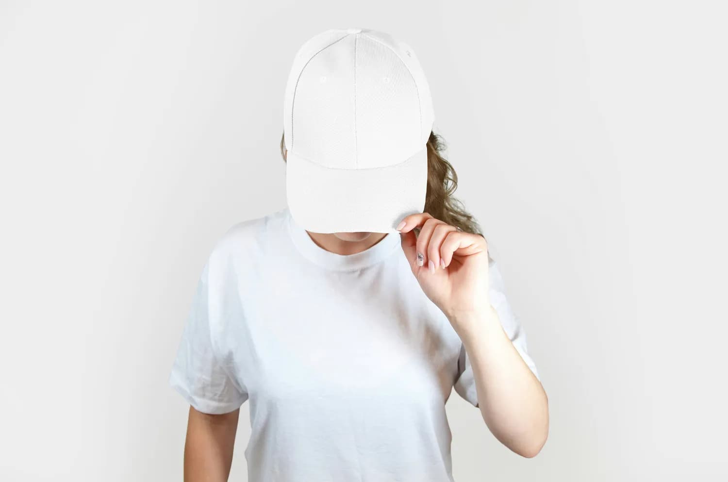 周某直播卖孝帽引众怒：玩笑过头了？