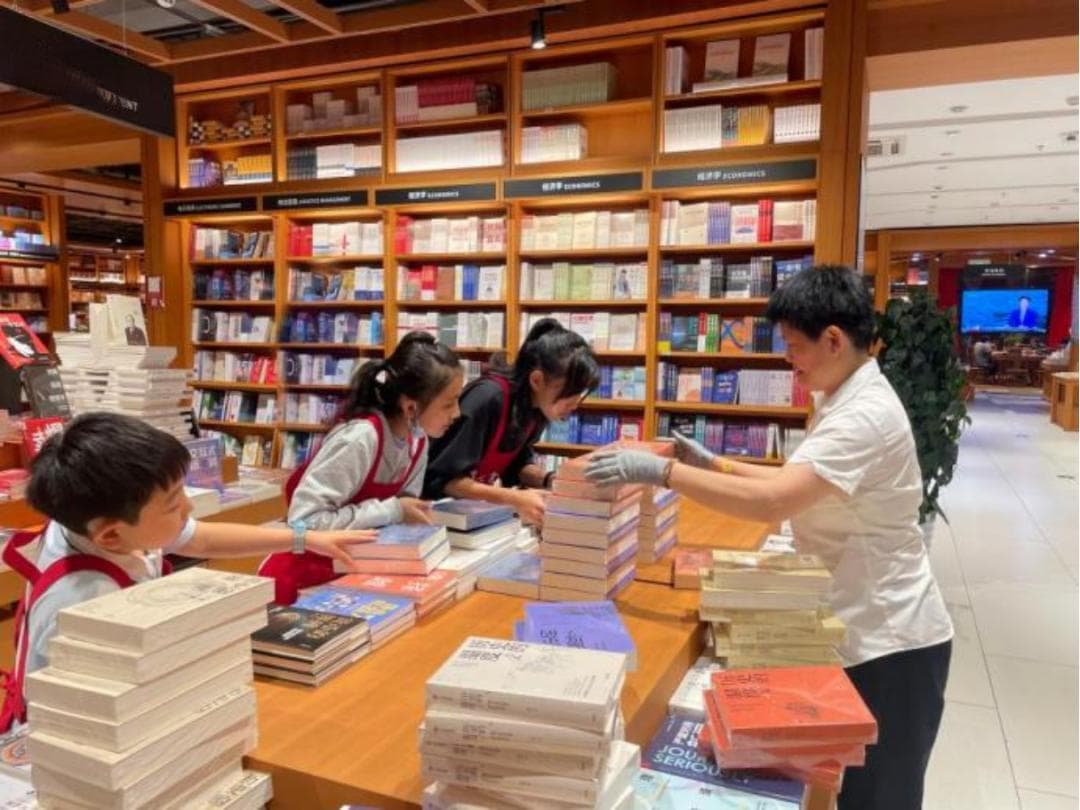 童心筑梦 书香传情：春晓书店开展“小小图书管理员”实践活动