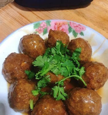 美味的三鲜狮子头制作方法（教你做出口感鲜美的三鲜狮子头）