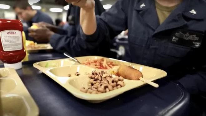 在美国航母上吃饭和做饭是什么体验？