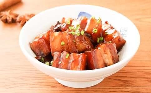 红烧肉的传承之旅，探源特色地域文化