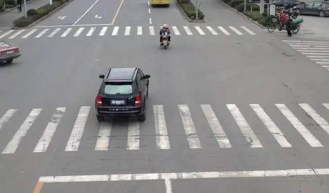 交警提醒：不小心误闯红灯后，只需要一个简单动作，就可以避免被扣6分！