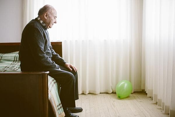 子女陪伴、专业治疗双管齐下，有效缓解老年抑郁