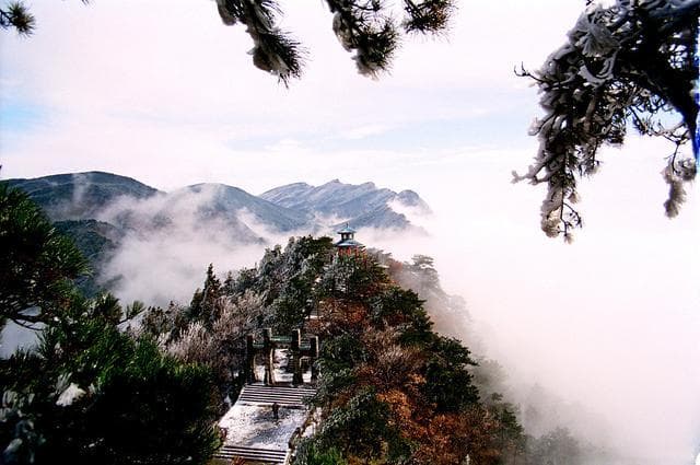 庐山观景悟人生：苏轼《题西林壁》赏析