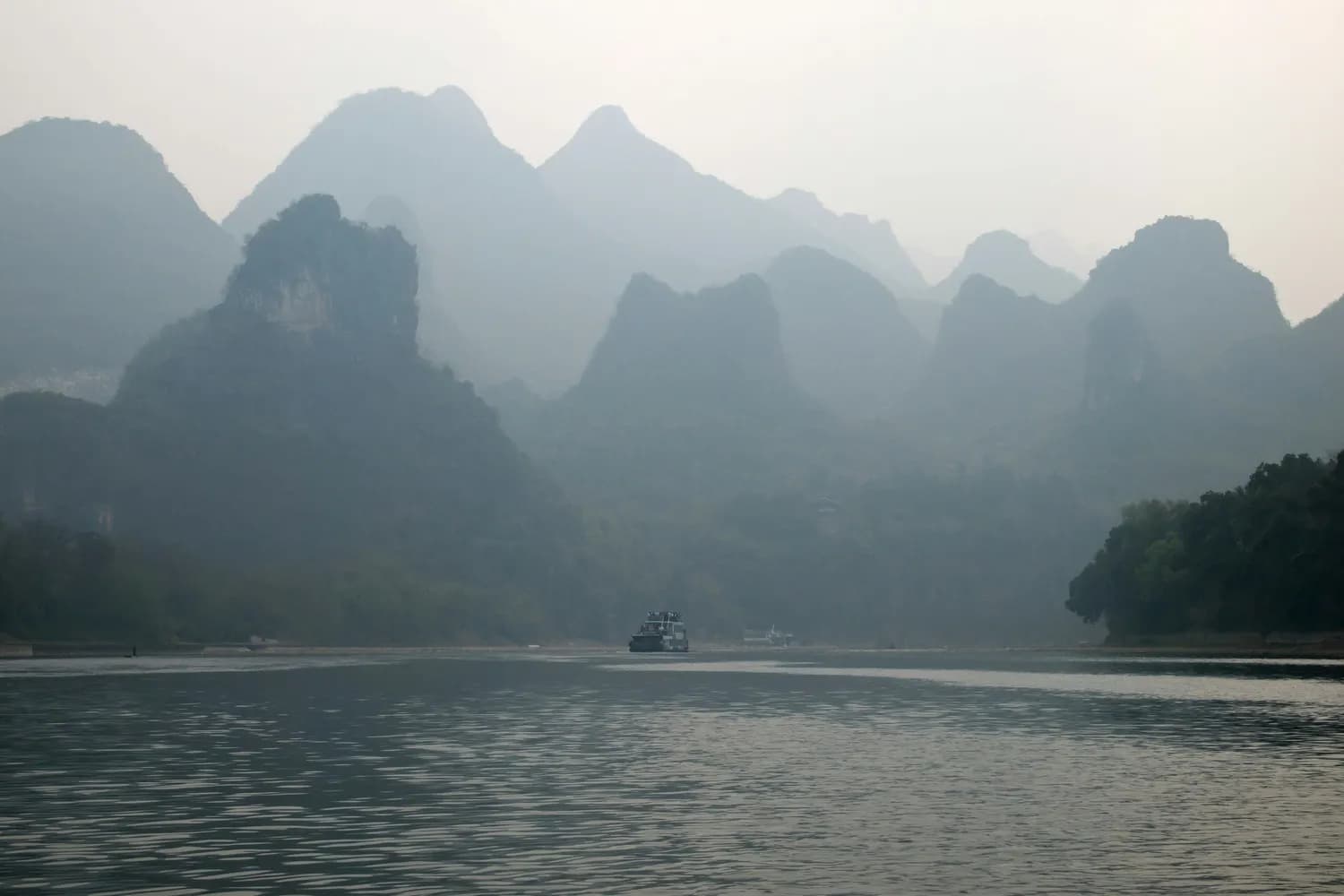 桂林漓江游船：悠闲下午的最佳选择