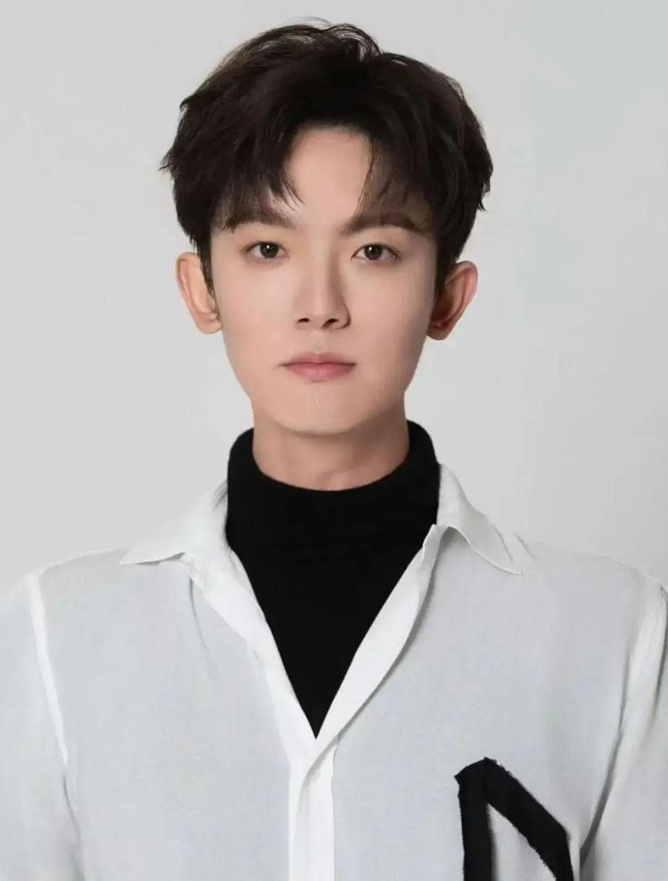 演员李明德酒后砸车被刑拘！律师解读：最严重情形下，可能是3年有期徒刑