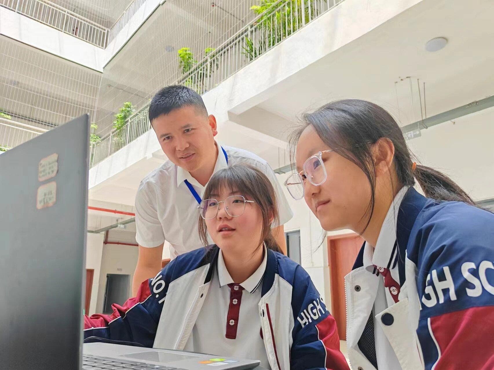 遵义市第一中学：科技教育为学生插上“逐梦之翼”