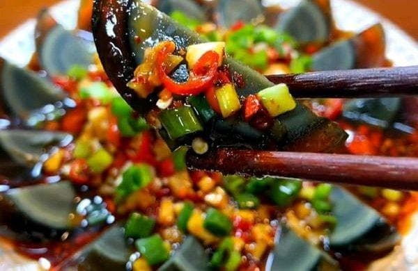 皮蛋豆腐：一道简单美味的家常菜