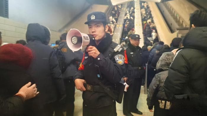 长城铁警的“地下春运”