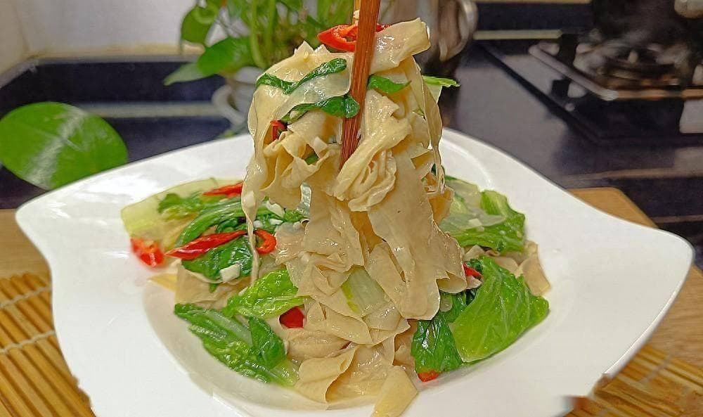 用油豆皮炒的小白菜，清爽可口，味道鲜美，下饭解腻