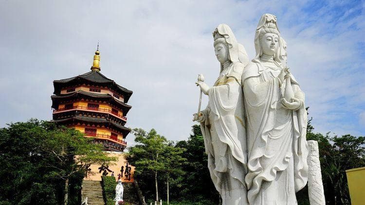观音菩萨的艺术形象：从绘画到雕塑的多元表现