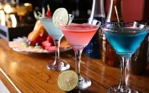 葡萄酒命名艺术：从葡萄品种到人物传奇，探寻命名的背后故事