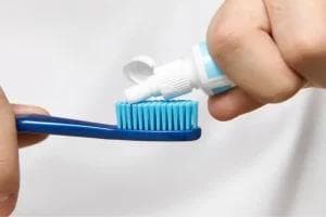 牙膏中的氟化物与羟基磷灰石：比较分析