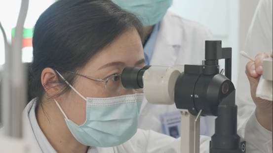 白内障手术进入屈光时代，飞秒激光技术引领手术革新