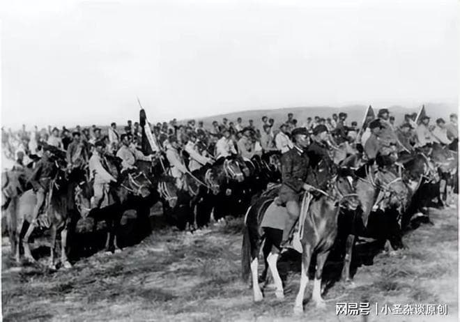 骑兵已伴随人民军队近百年，目前我军仍设有骑兵部队，编制是营连