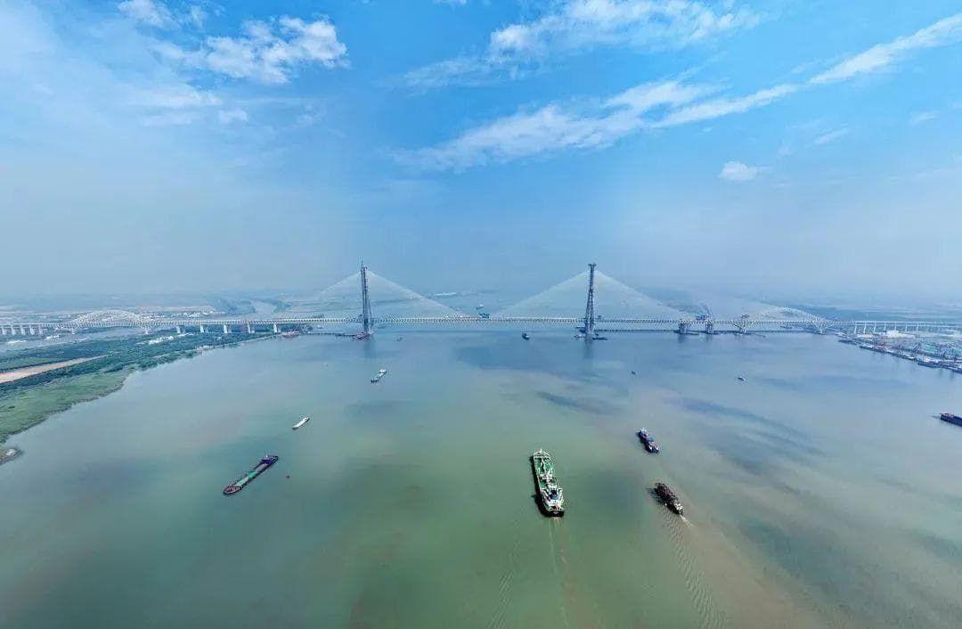 世界最大跨度斜拉桥——常泰长江大桥实现精准合龙