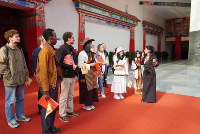 百闻不如一见！12国外籍师生走读西藏：“我相信这是真实的西藏”