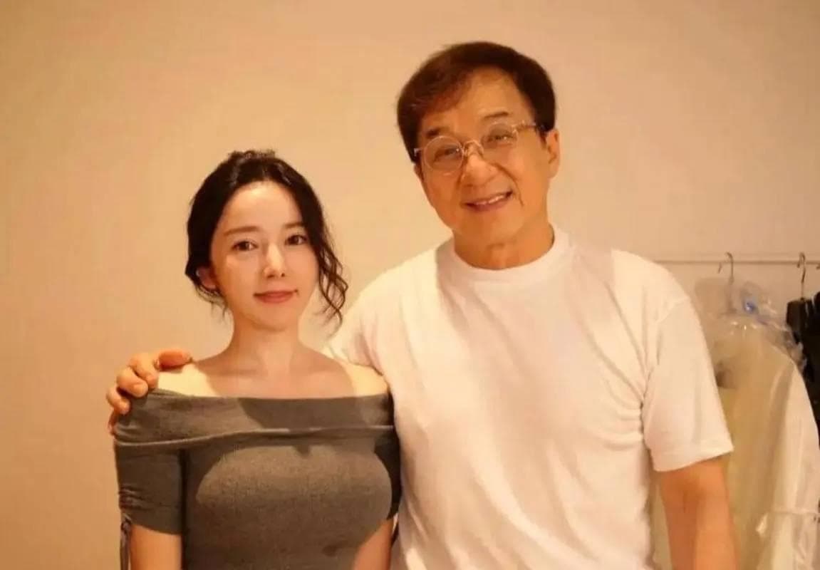 成龙慈善之路的蜕变：从"意思一下"到真心奉献，娱乐圈慈善真相大起底