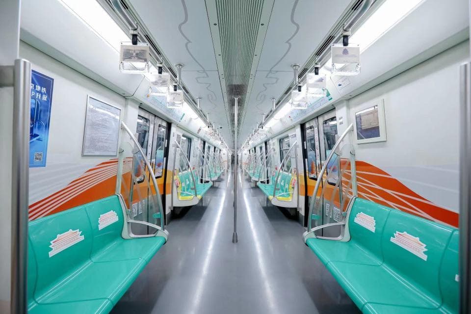 北京地铁8号线推出“中轴线专列”，提供沉浸式乘车体验