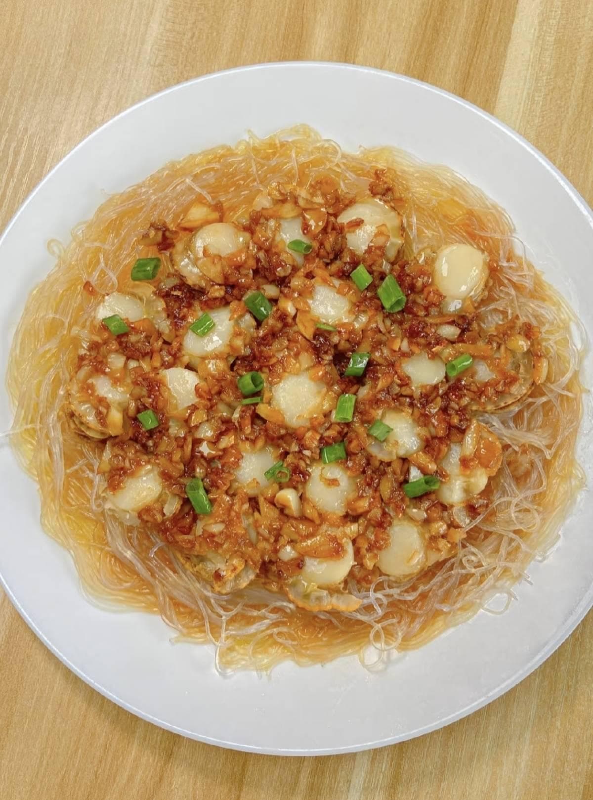 【夜市美味再现】—— 蒜蓉粉丝蒸扇贝，香得让人欲罢不能！