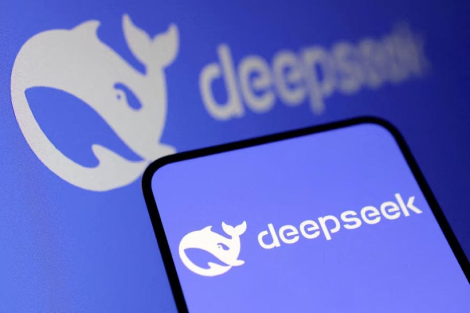 科技圈大事件：DeepSeek加速推出，特斯拉FSD来华，苹果开发者公众号上线