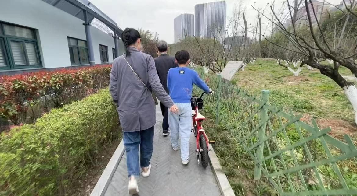 儿童滑板车、自行车能不能进公园？市民意见不一，各执一词