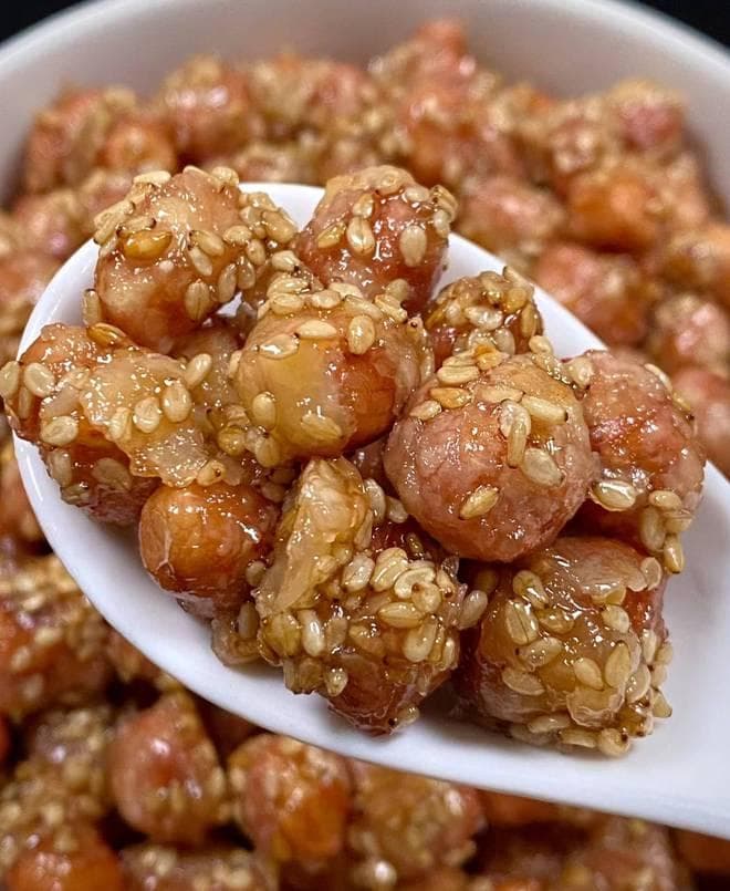 “糖霜花生”焦香酥脆，香甜可口，粒粒分明。