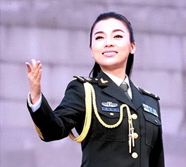 民歌天后陈思思：嫁给青歌赛冠军师鹏生一女，今49岁气质依旧动人