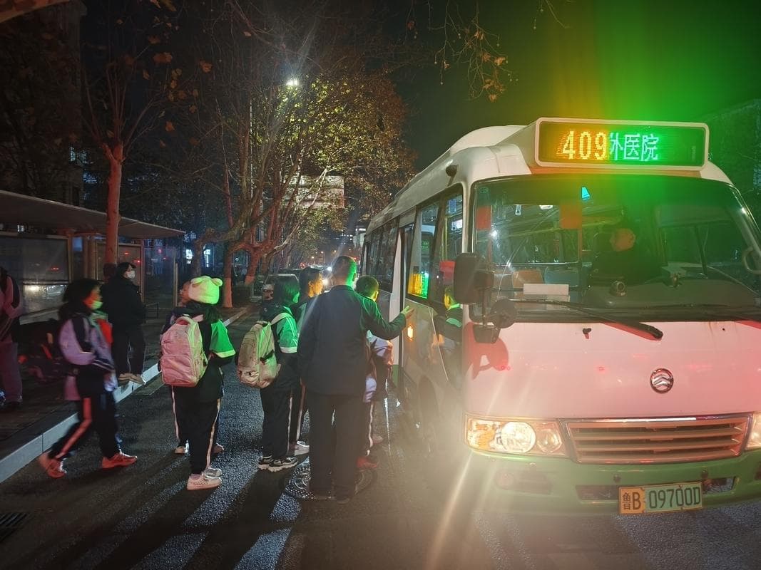 “等车时间变短了，放学走到车站直接就能坐上公交车了！”青岛这趟巴士获赞