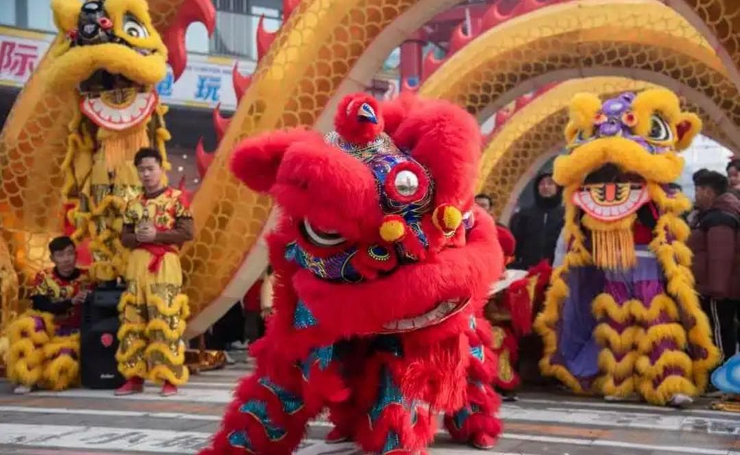 舞狮子民俗闹元宵：传统文化中的狂欢与祈福