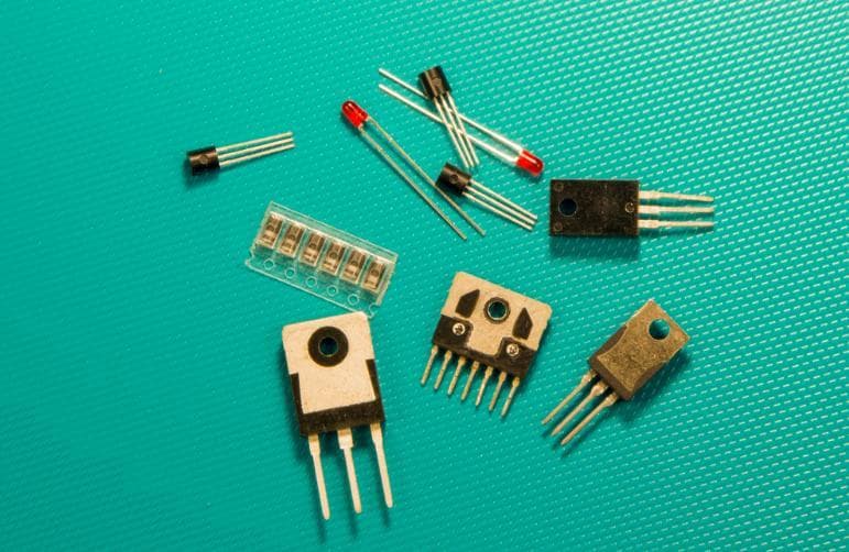 电子器件案例分析之场效应晶体管：其工作原理与IC测试座解决方案