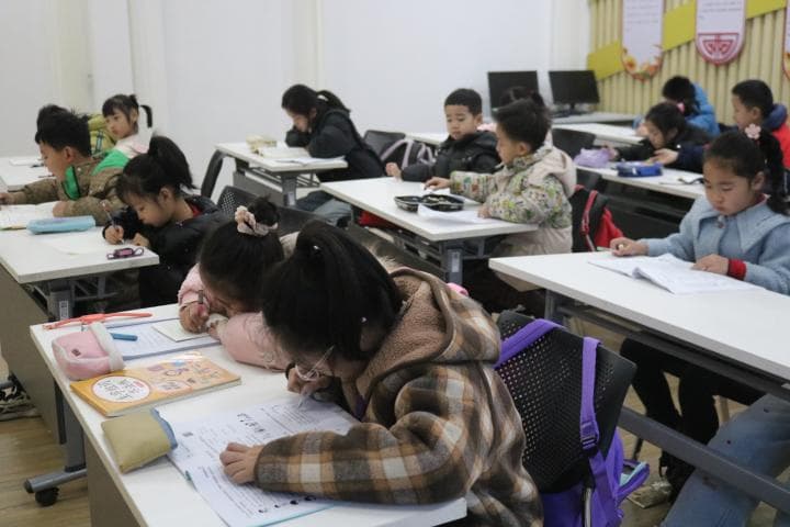 既要“上好班” 也要“看好娃” 天文街道爱心托管“托”起多彩假期