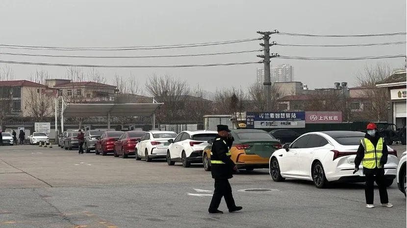 在这个春节，新能源车主依然困在高速充电队伍中