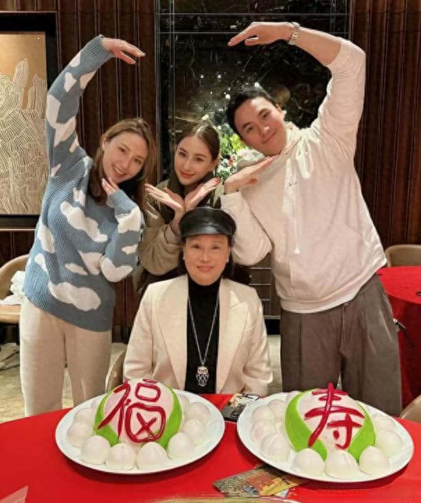 被70岁陈婉珍的状态惊艳到：穿衣艳、脸蛋圆、头发卷，老了才贵气