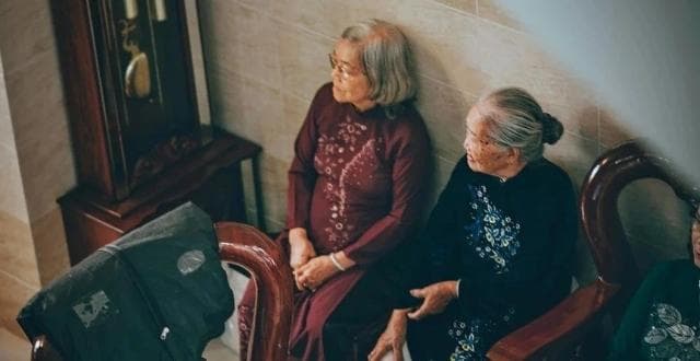 中国城市无子女老年人的养老安排:构建替代式家庭