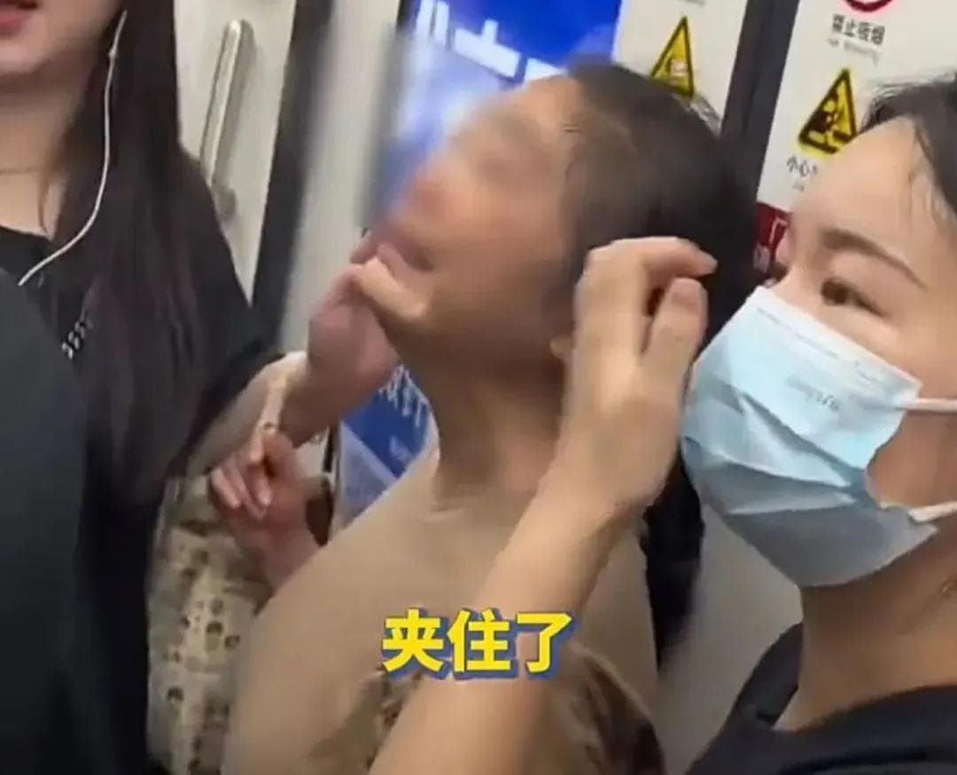 上海地铁1号线早高峰限速运行！乘客背包被夹触发紧急停车