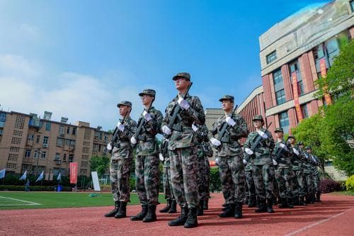 学生军训课程：从队列到战术，全面培养综合素质