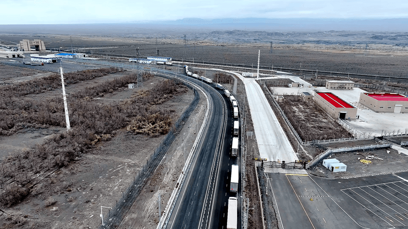 阿拉山口口岸公路铁路双通道迎来跨境物流新高峰
