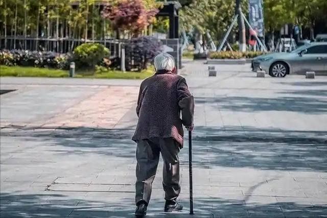 人活多久，看腿就知道？医生：寿命长的人，腿上一般有这5个特征