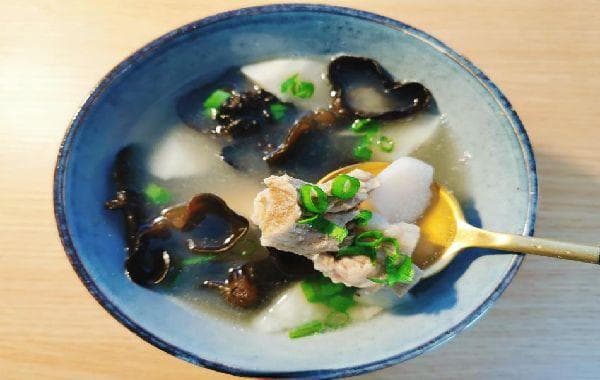 山药黑木耳汤：一道滋补养生的美味佳肴
