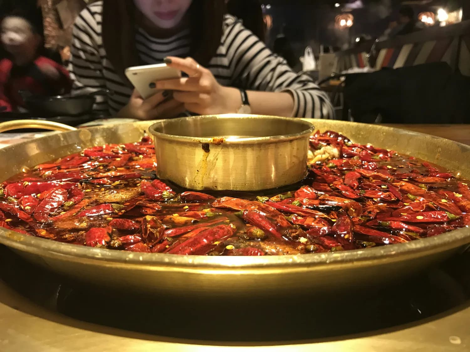 3万人小区餐饮店如何通过品牌营销和特色菜品提升竞争力？