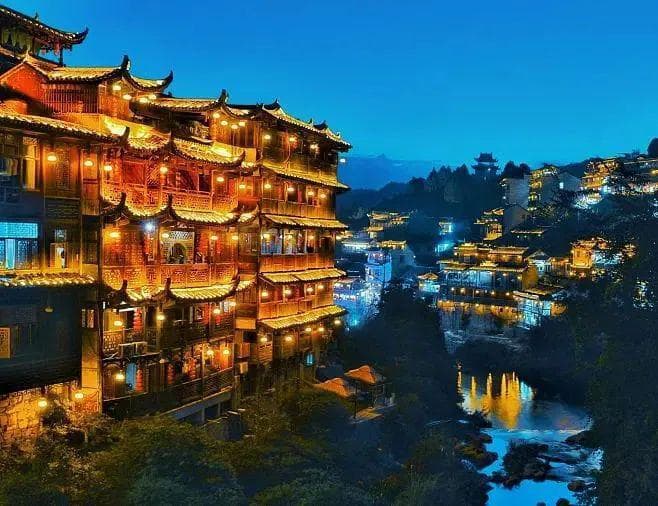 书评｜《芙蓉镇》：“芙蓉仙子”的受难与新生，改编电影风靡一时