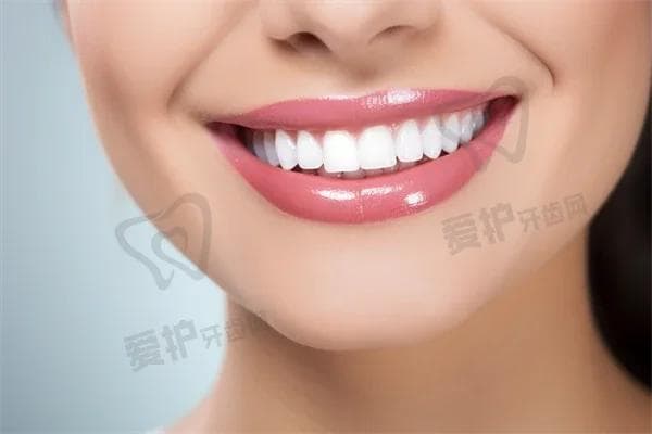 舒适洗牙与普通洗牙之间的主要区别是什么？了解舒适洗牙的优势与普通洗牙的对比。